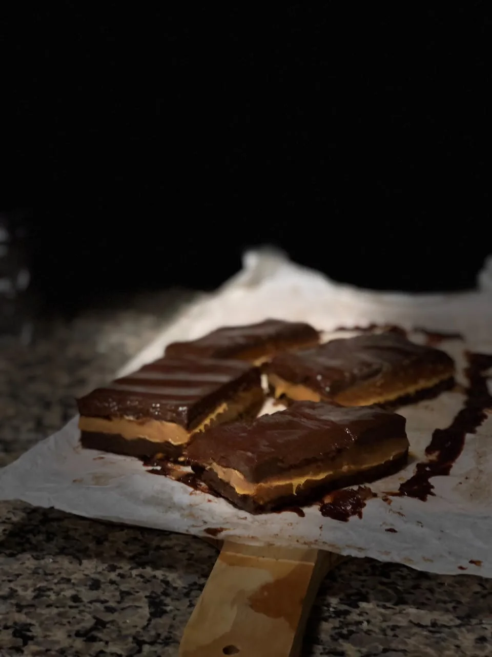 Porções da torta escocesa sobre papel-manteiga