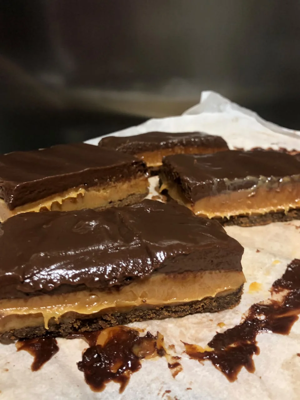 Cobertura de chocolate e recheio de caramelo