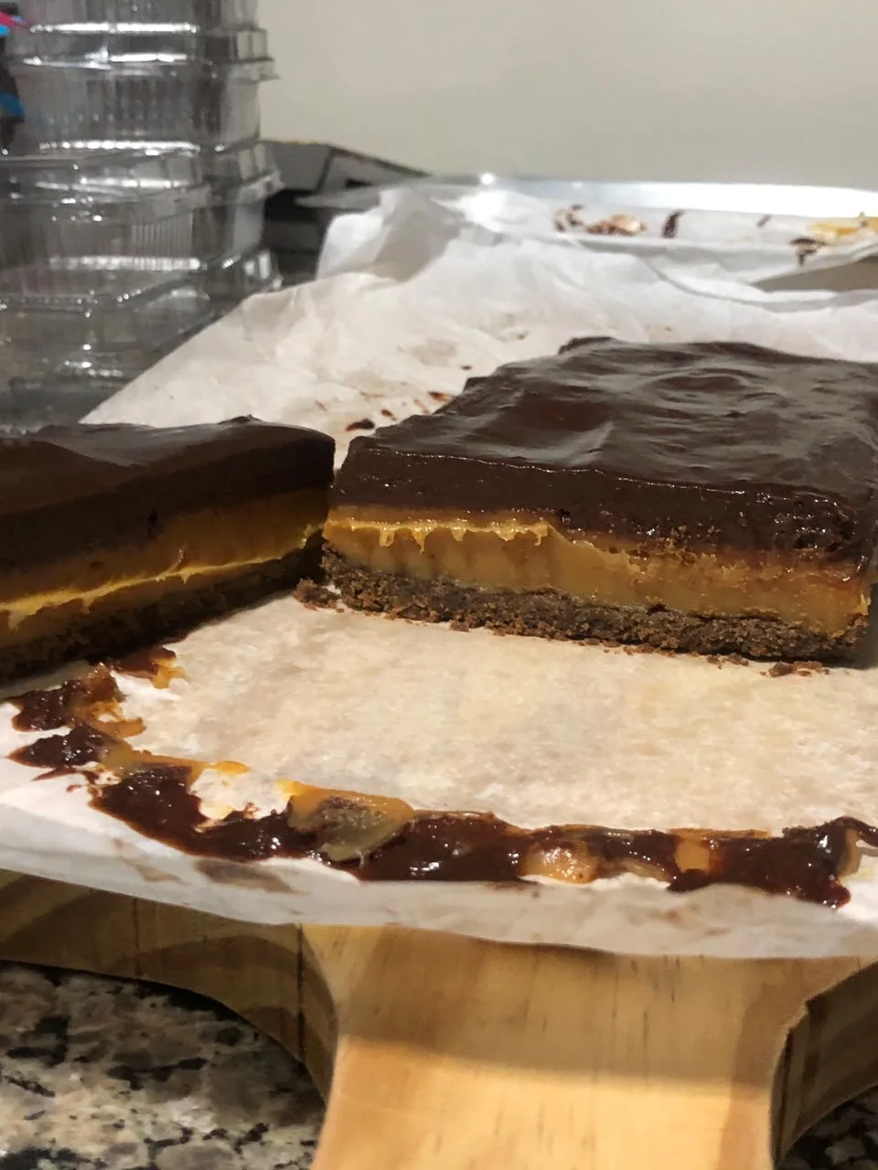 Torta inteira acompanhada de uma porção